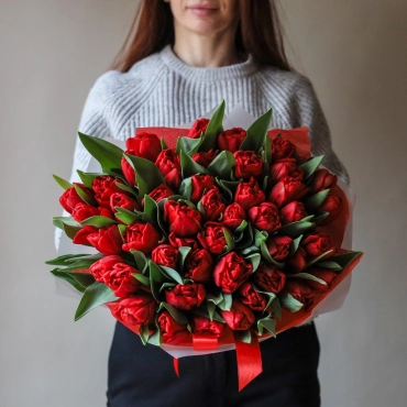 Букет красных тюльпанов