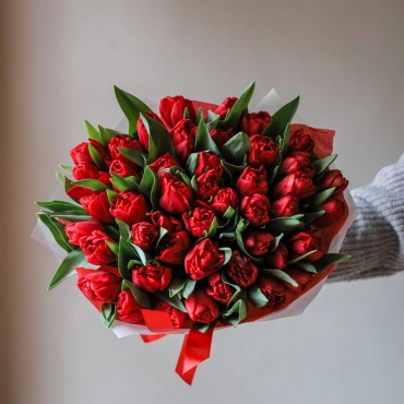Букет красных тюльпанов