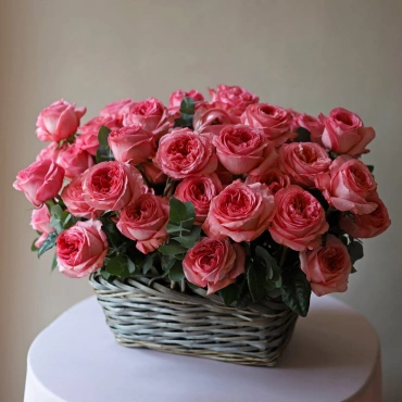 Корзина из пионовидных роз