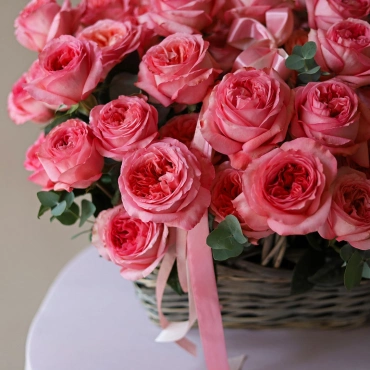 Корзина из пионовидных роз