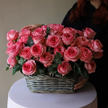 Корзина из пионовидных роз