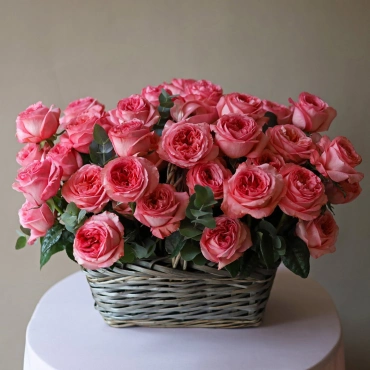 Корзина из пионовидных роз