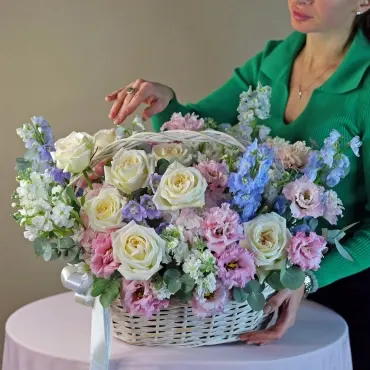 Нежная корзина с цветами
