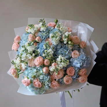 Букет из гортензии, бомбастика и маттиолы