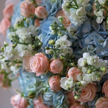 Букет из гортензии, бомбастика и маттиолы