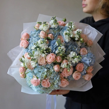 Букет из гортензии, бомбастика и маттиолы