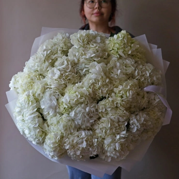 Большой букет из белой гортензии