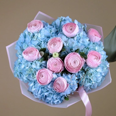 Гортензия с ранункулюсами в ассортименте