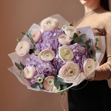 Гортензия с ранункулюсами в ассортименте