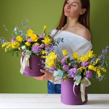 Весенние цветы в коробке