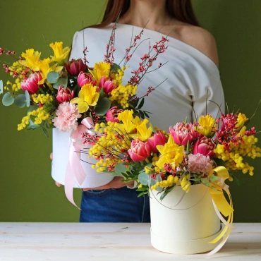 Весенние цветы в коробке