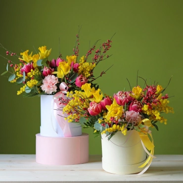 Весенние цветы в коробке