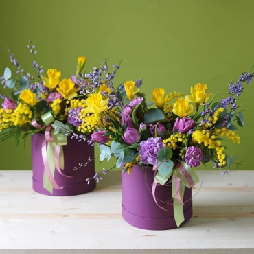 Весенние цветы в коробке