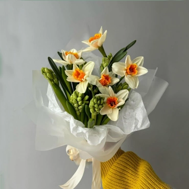 Букет из нарциссов и гиацинтов