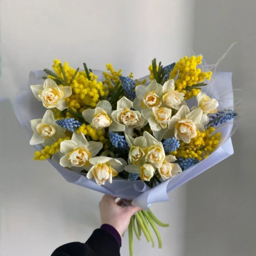 Букет из нарциссов и мускари
