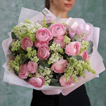 Букет из ранункулюсов и сирени в ассортименте