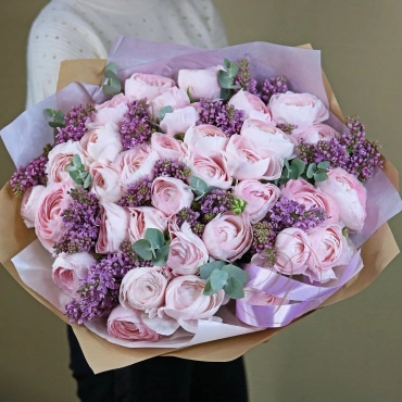 Букет из ранункулюсов и сирени в ассортименте