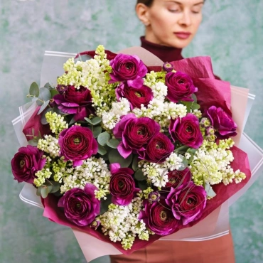 Букет из ранункулюсов и сирени в ассортименте