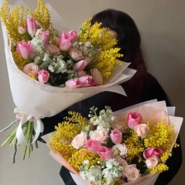 Букет из тюльпанов, мимозы, роз и маттиолы