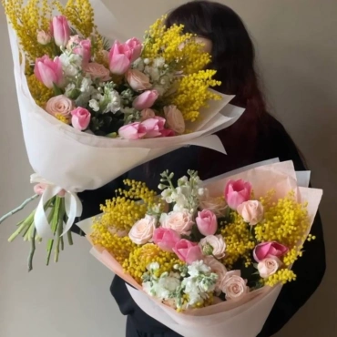 Букет из тюльпанов, мимозы, роз и маттиолы