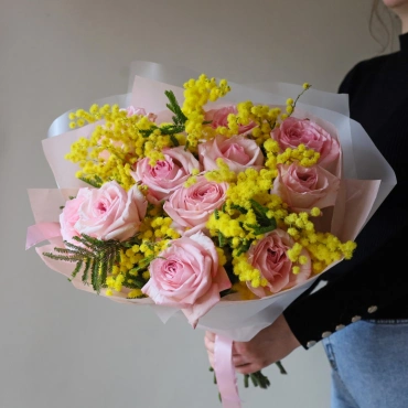 Букет из мимозы и пионовидных роз