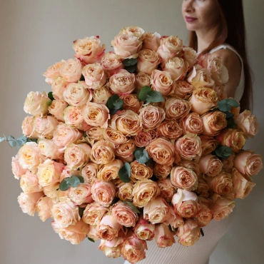 Большой букет роз Принцесса Краун