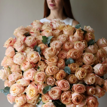 Большой букет роз Принцесса Краун
