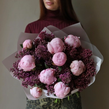Пионы с сиренью букет
