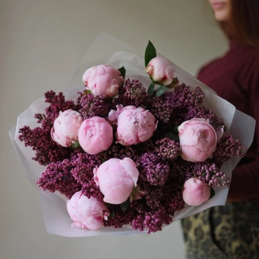 Пионы с сиренью букет