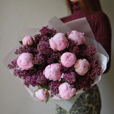 Пионы с сиренью букет