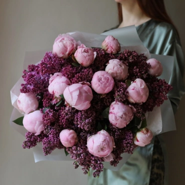 Пионы с сиренью букет