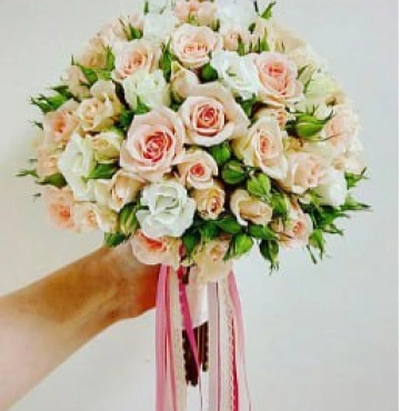 Букет из кустовых роз и эустомы