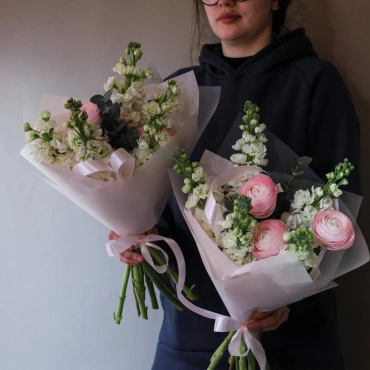 Ранункулюсы и маттиола букет