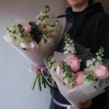 Ранункулюсы и маттиола букет