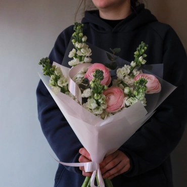 Ранункулюсы и маттиола букет