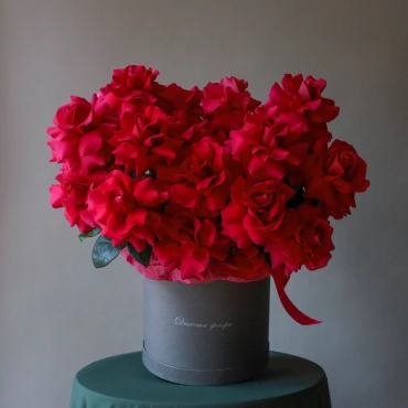 Малиновые французские розы