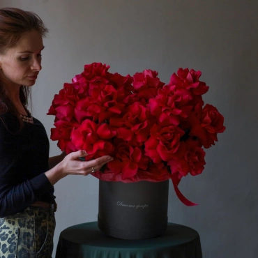 Малиновые французские розы