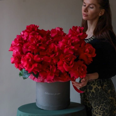 Малиновые французские розы