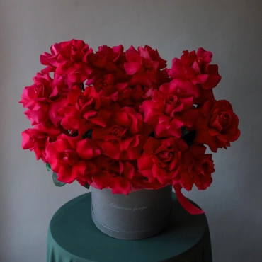 Малиновые французские розы