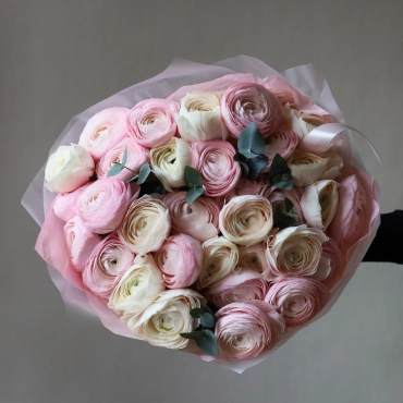 Дуо-букет из белых и розовых ранункулюсов