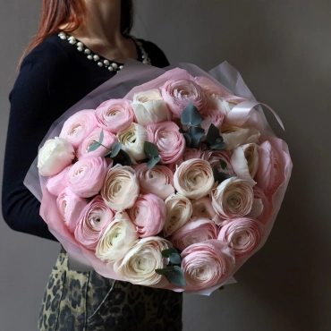 Дуо-букет из белых и розовых ранункулюсов