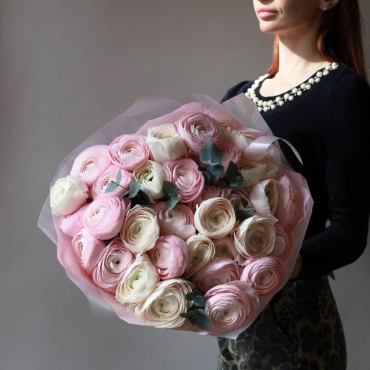 Дуо-букет из белых и розовых ранункулюсов