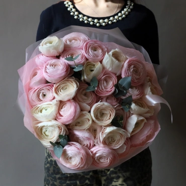 Дуо-букет из белых и розовых ранункулюсов