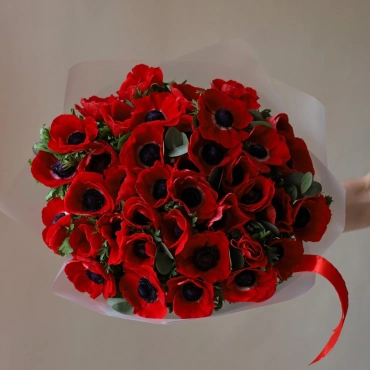 Букет из красных  анемон