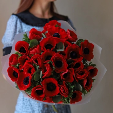 Букет из красных  анемон