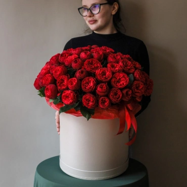 Коробка с пионовидными розами Ред пиано