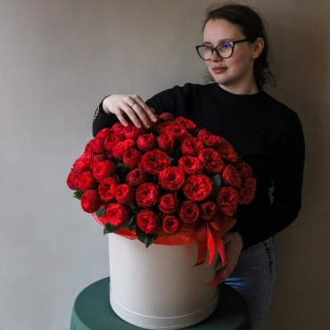 Коробка с пионовидными розами Ред пиано
