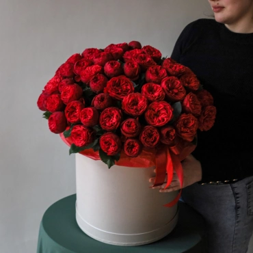 Коробка с пионовидными розами Ред пиано