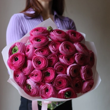 Малиновые ранункулюсы