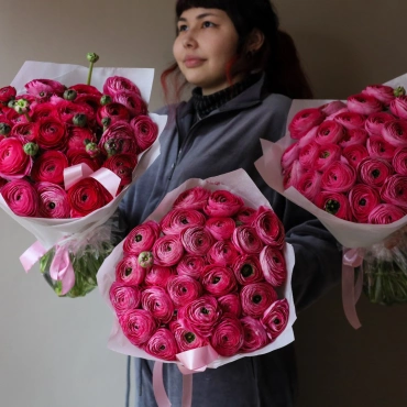 Малиновые ранункулюсы